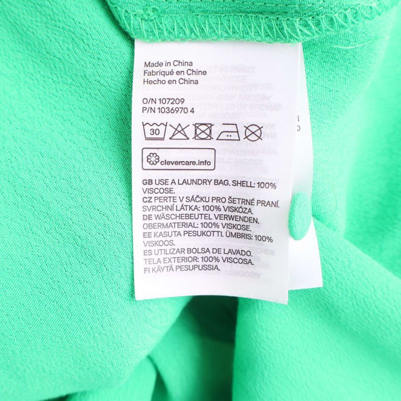 Material- och tvättetikett som visar 100% viskos