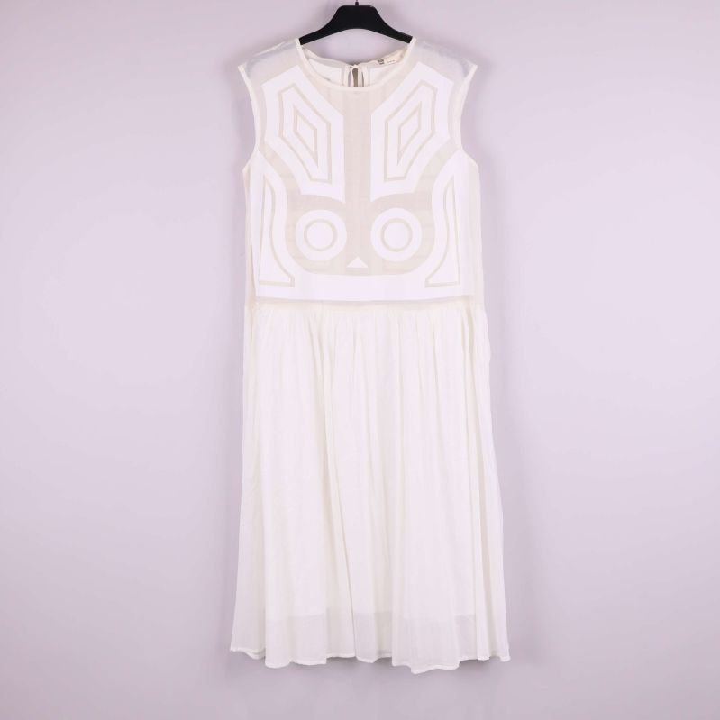 Vit ärmlös klänning med grafiskt mönster framifrån