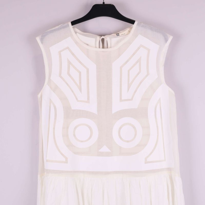 Närbild på överdel med tydligt grafiskt mönster