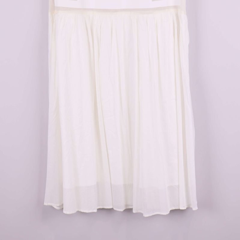 Närbild på klänningens kjoldel med lätt rynkning