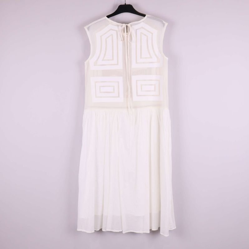 Vit klänning sedd bakifrån med knytning vid nacken