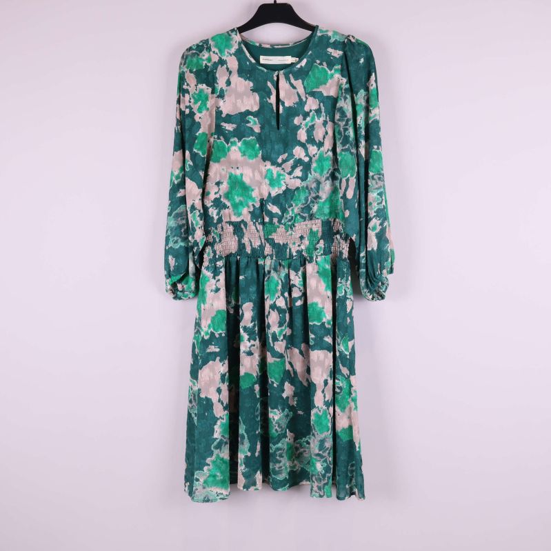 Grönmönstrad midiklänning på galge framifrån