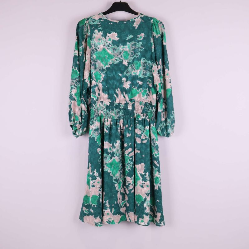 Grönmönstrad midiklänning på galge bakifrån