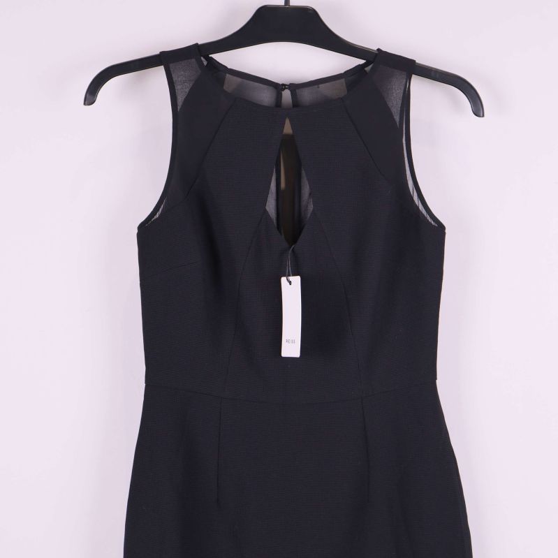 Detaljbild på klänningens framsida vid urringningen