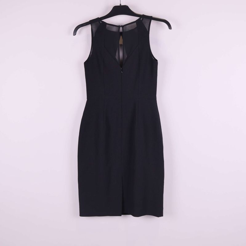 Baksidan av klänningen med slits och blixtlås