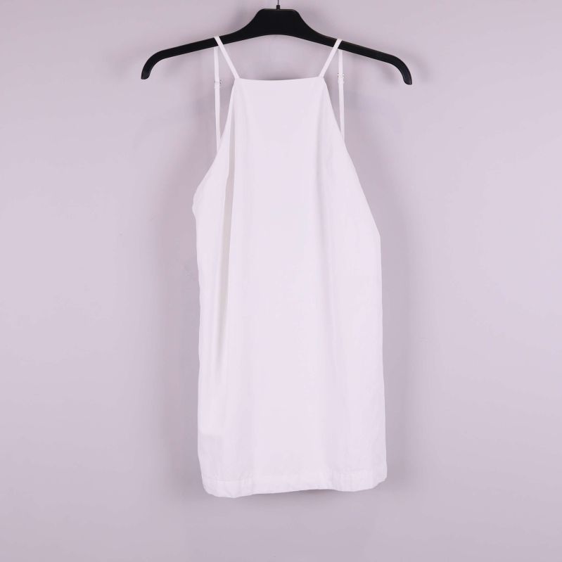 Vit topp med tunna axelband hängande framifrån