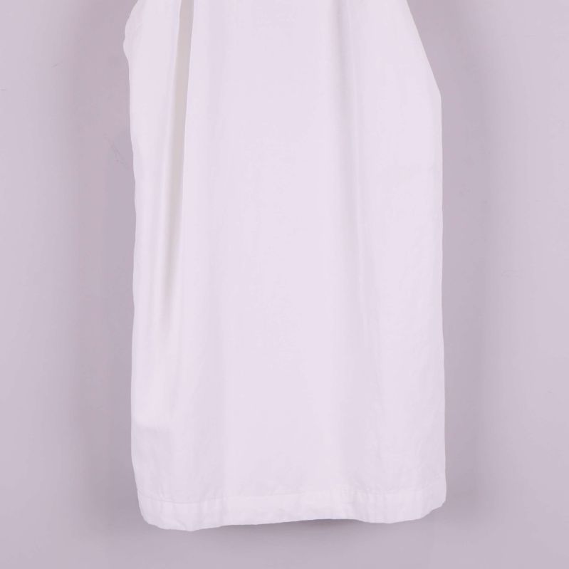 Nedre delen av vit topp visar fåll och material