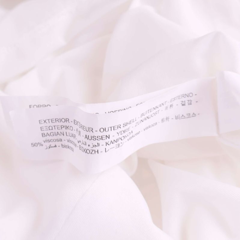 Materialetikett visar 50% viskos, 50% polyester i yttertyg