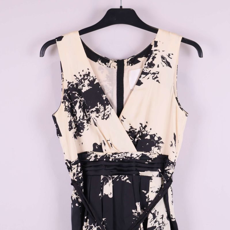 Övre delen av klänningen med omlott-effekt och svartvita detaljer