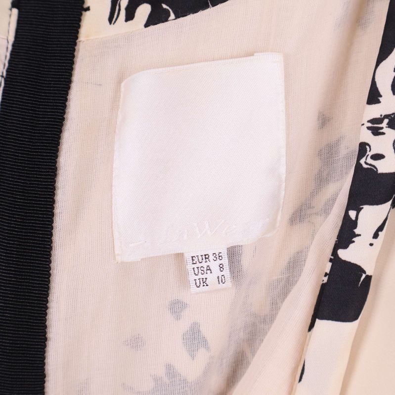 Storleksetikett visar EUR 36 på insidan av klänningen