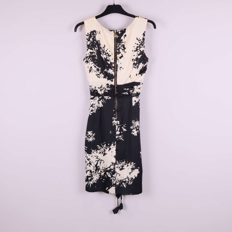 Svartvit klänning med dragkedja sedd bakifrån