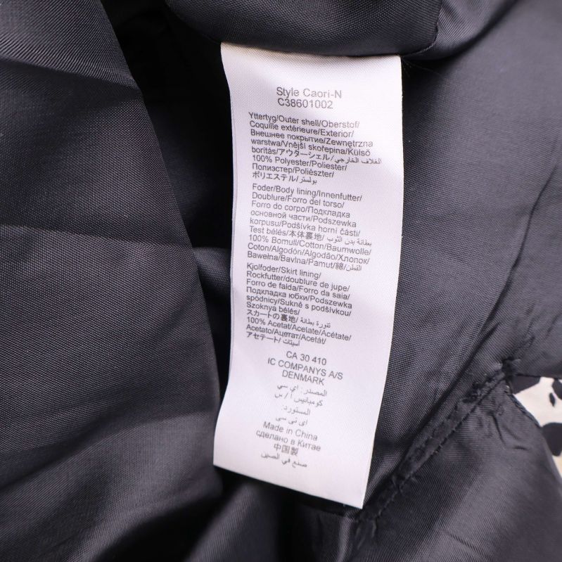 Materialetikett med detaljer på olika språk inuti klänningen