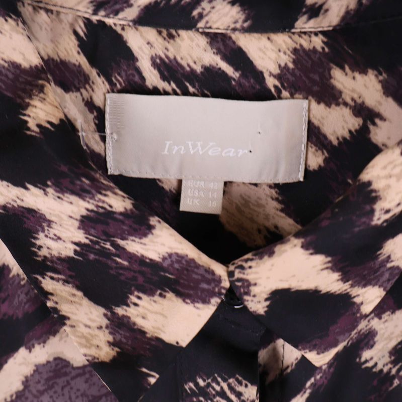 Närbild på InWear etikett i klänningens krage