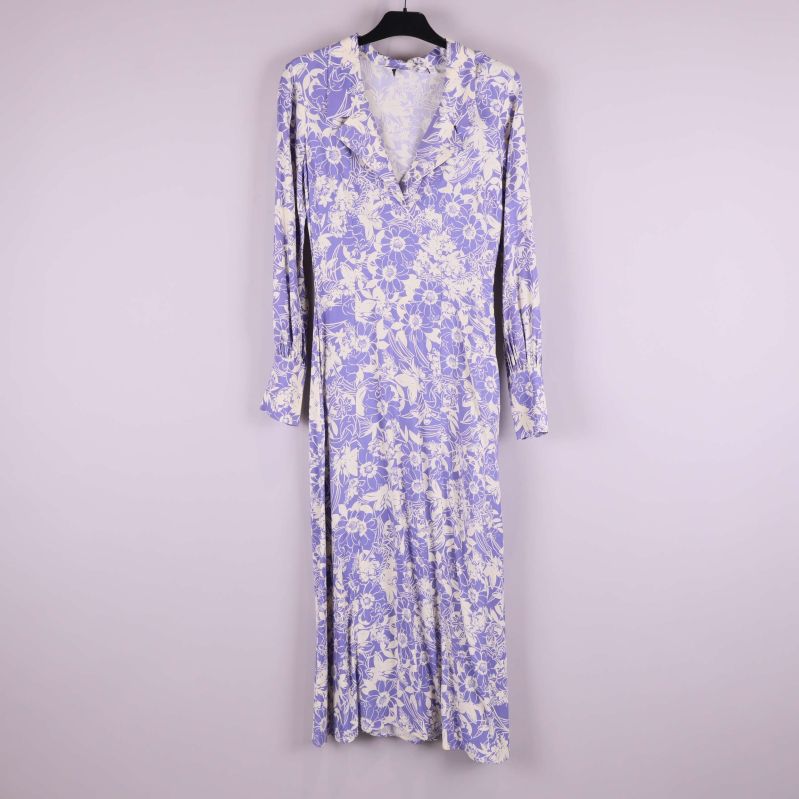 Långärmad lila blommig klänning på galge, helbild fram