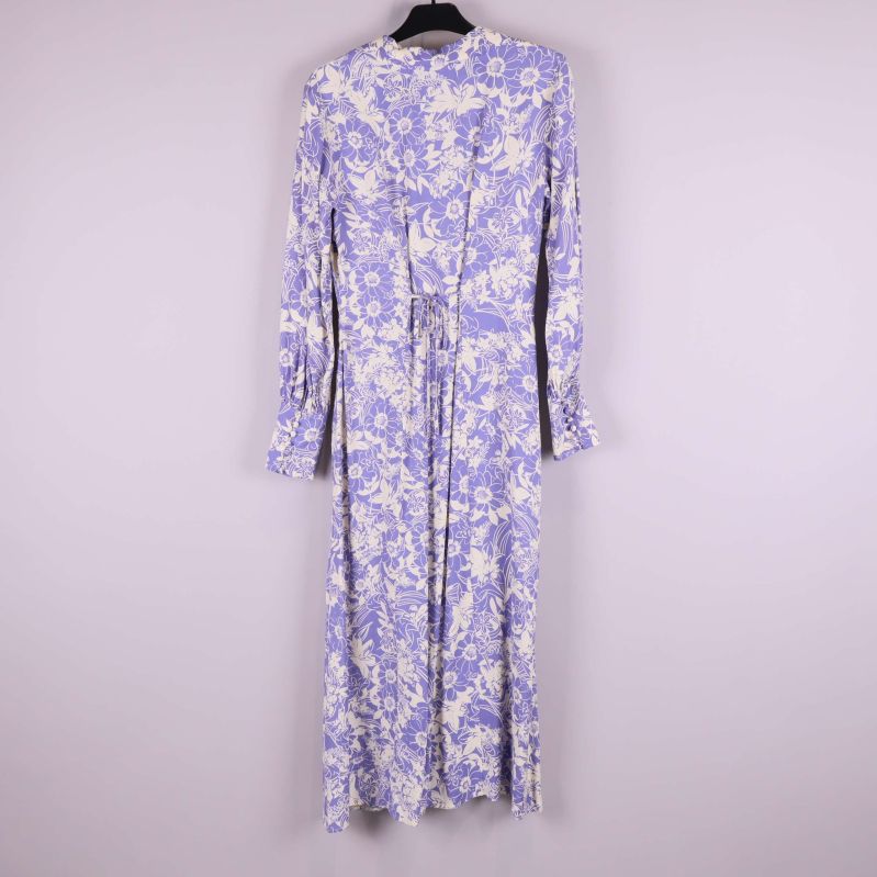 Baksidan av lila blommig klänning, helbild