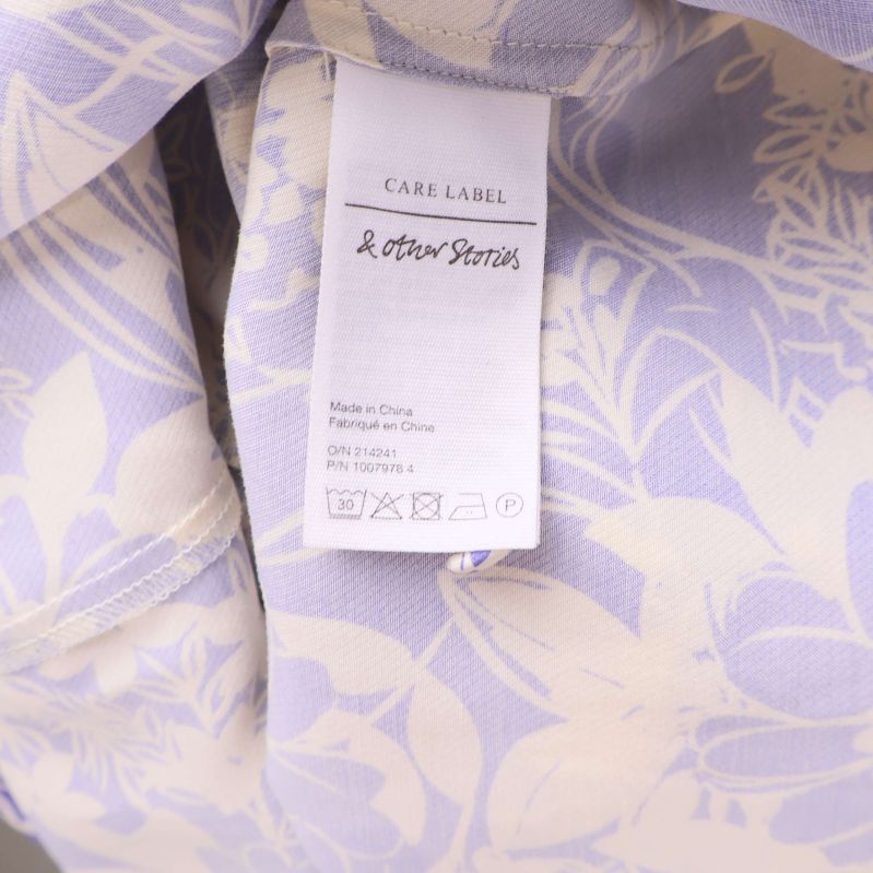 Omsorgsetikett från & Other Stories i blommig klänning