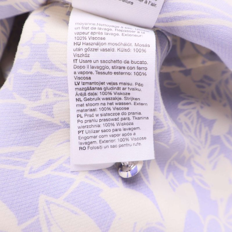 Materialetikett visar 100 procent viskos på blommig klänning