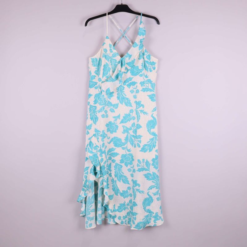 Klänningens framsida med tydligt blommönster och volang