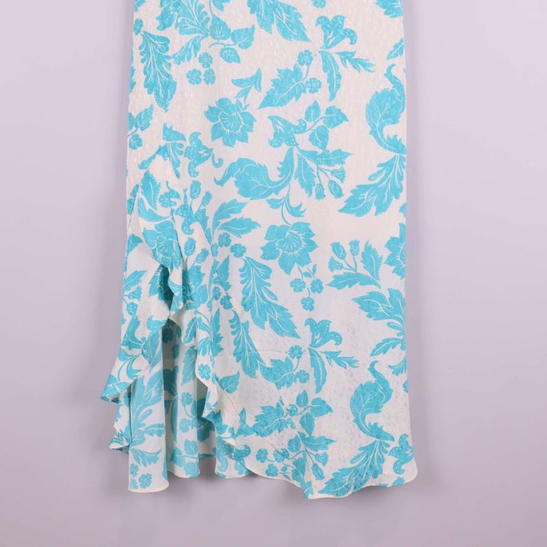 Närbild på klänningens volangdetalj nedtill