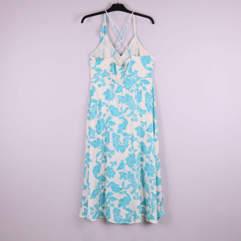 Klänningens baksida visar korsade axelband och längd