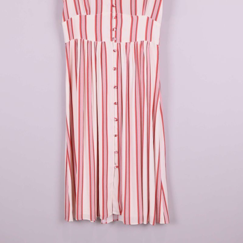 Detalj av nederdel på randig klänning med knappar