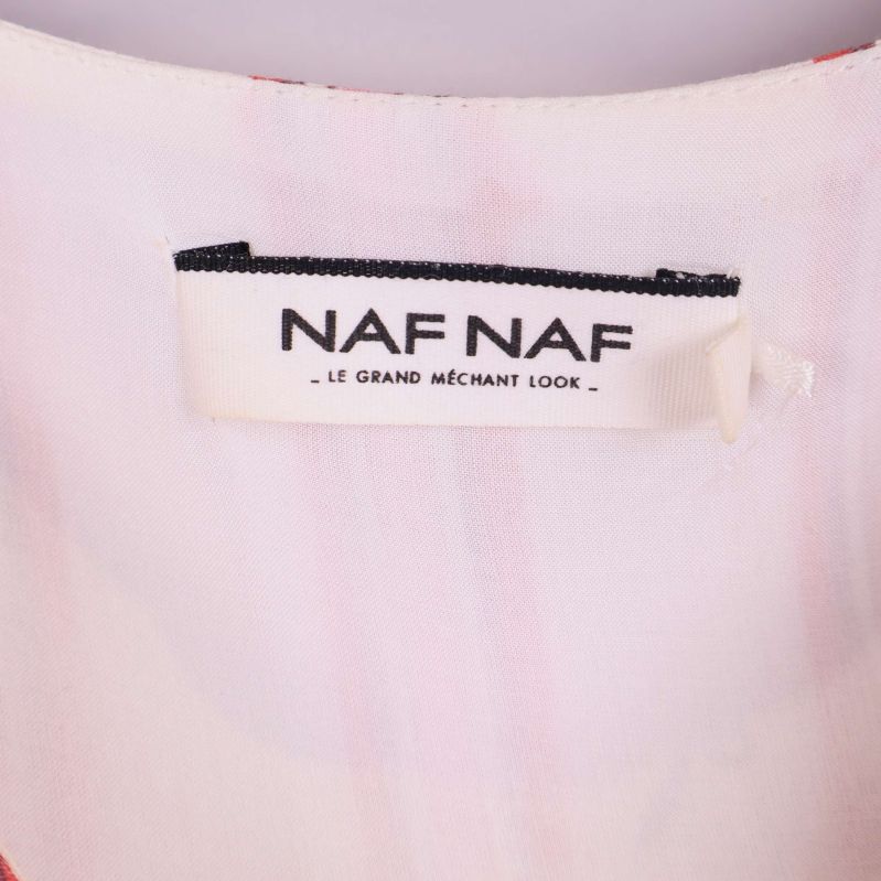 Närbild på vit etikett med NAF NAF-loggan