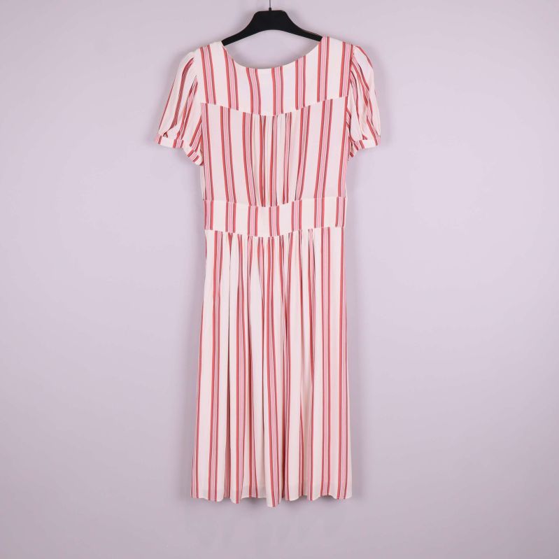 Baksidan av randig klänning med röda ränder