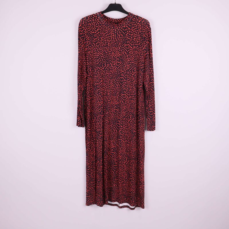 Mönstrad midiklänning i svart och rött på galge