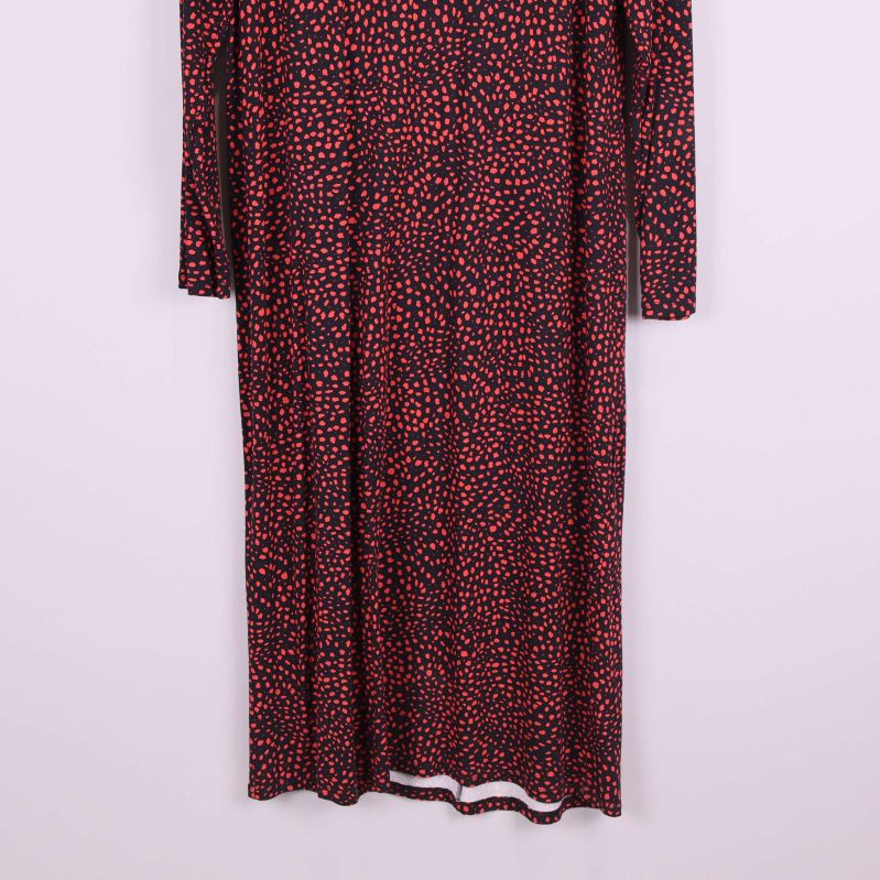 Nederdel av klänning med vågig fåll och mönster