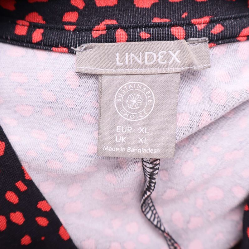 Närbild på Lindex-storleksetikett med information om XL