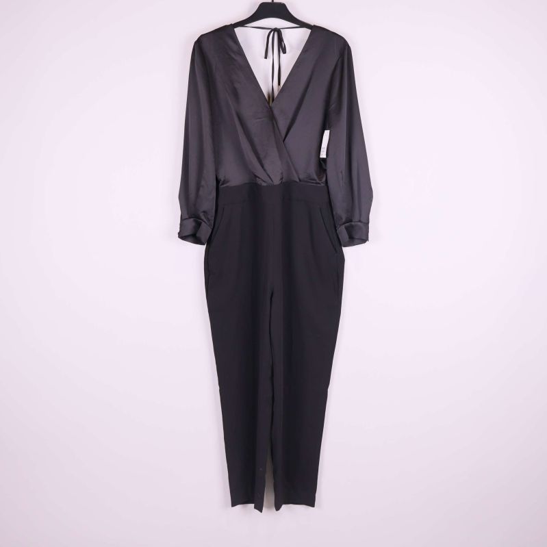 Helbild på svart långärmad jumpsuit med omlottliv