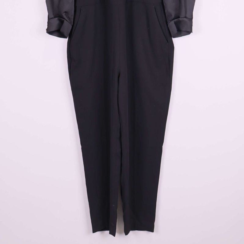 Nedre delen av svart jumpsuit med raka ben