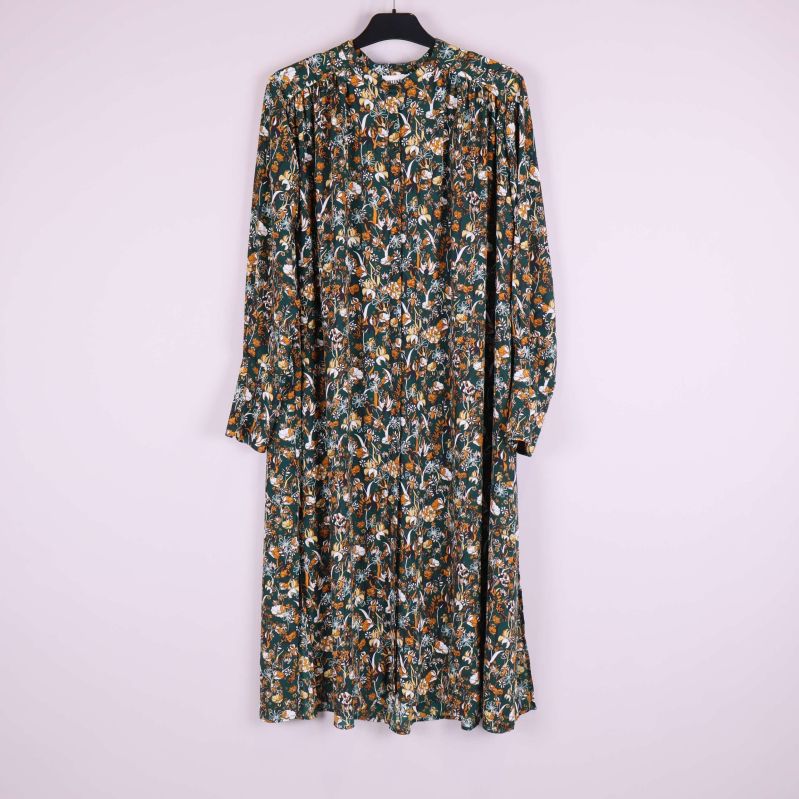 Framsida av blommig långklänning		