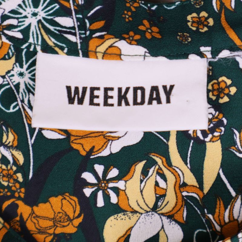 Weekday logotyp och halsdetalj