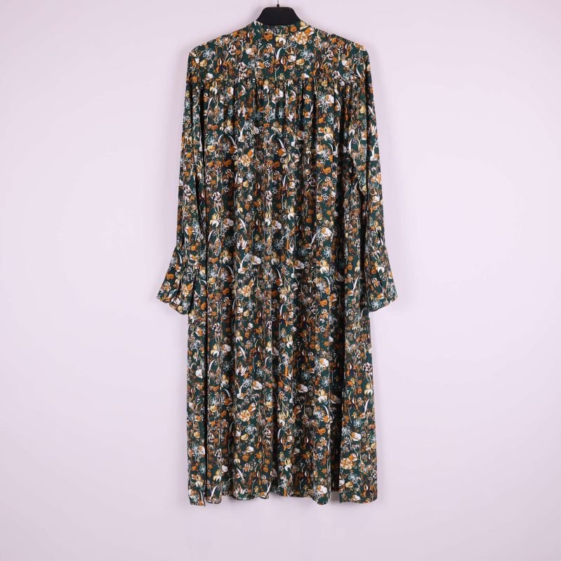 Baksida av blommig långklänning