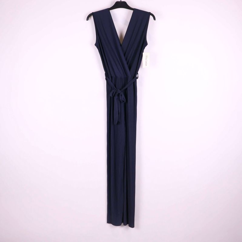 Mörkblå plisserad jumpsuit med omlott och knytskärp på galge
