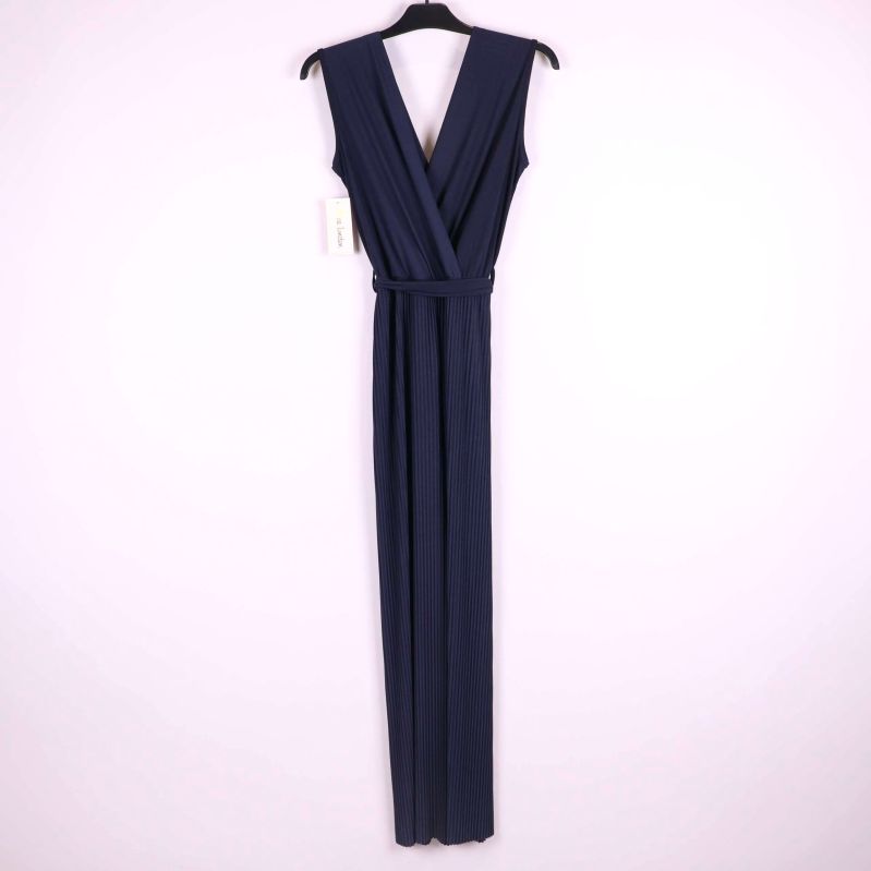 Baksidan av mörkblå plisserad ärmlös jumpsuit på galge