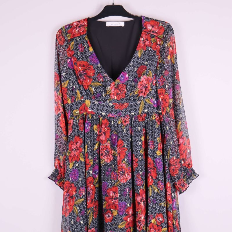 Övre delen klänning med v-ringning och blommigt tyg i detalj