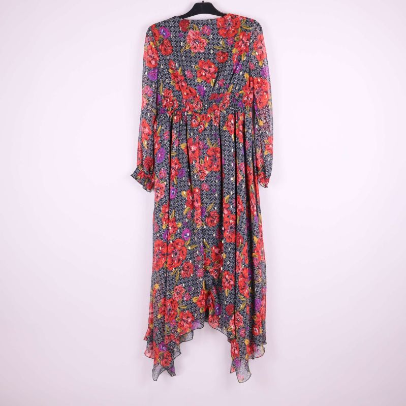 Baksidan av lång klänning med blommigt mönster och draperad fåll