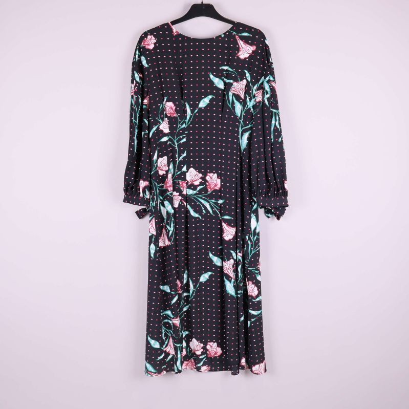 Blommig och prickig klänning fram