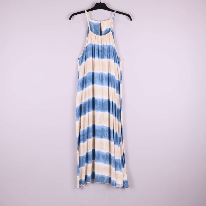 Lång batikmönstrad klänning med blå och beige ränder hängande på galge