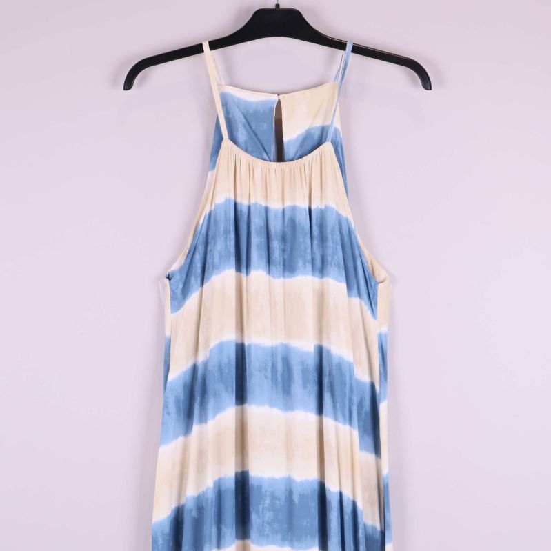 Närbild överdel av klänning med långa blå och beigea ränder