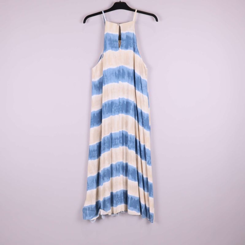 Baksidan på lång klänning med blåa och beigea batikränder