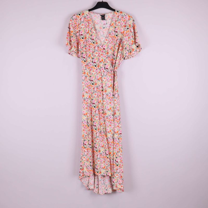 Blommig maxiklänning med omlottdesign fotograferad framifrån