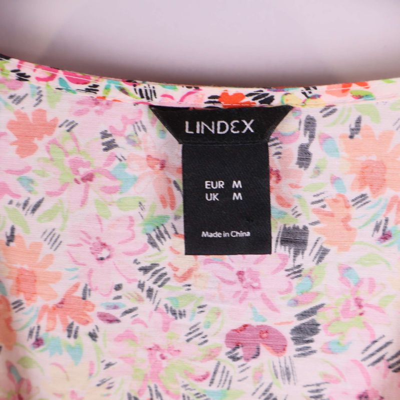 Närbild av lapp med varumärket Lindex och storlek M