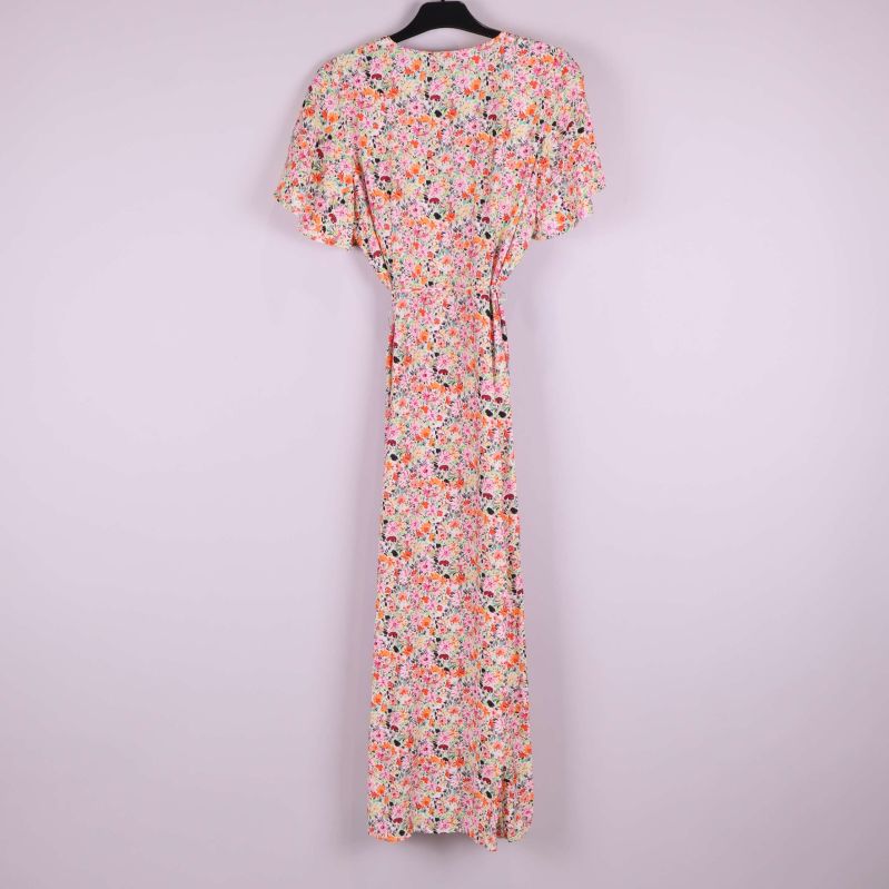 Blommig maxiklänning fotograferad bakifrån på galge