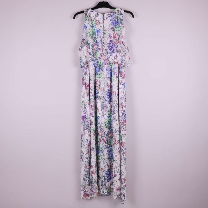 Baksidan av blommig långklänning på galge
