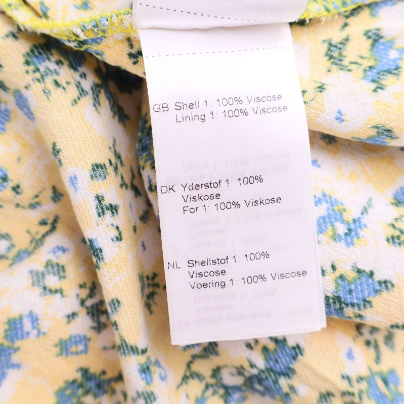 Materialetikett visar 100% viskos i både yttertyg och foder