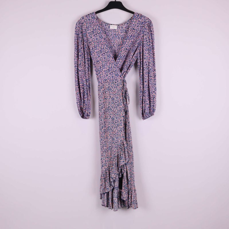 Helbild på långärmad blå klänning med blommigt mönster