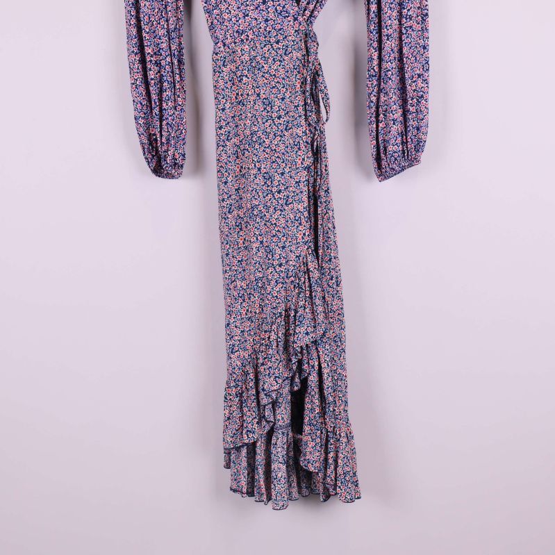 Närbild på volangdetaljer nedtill på klänningen